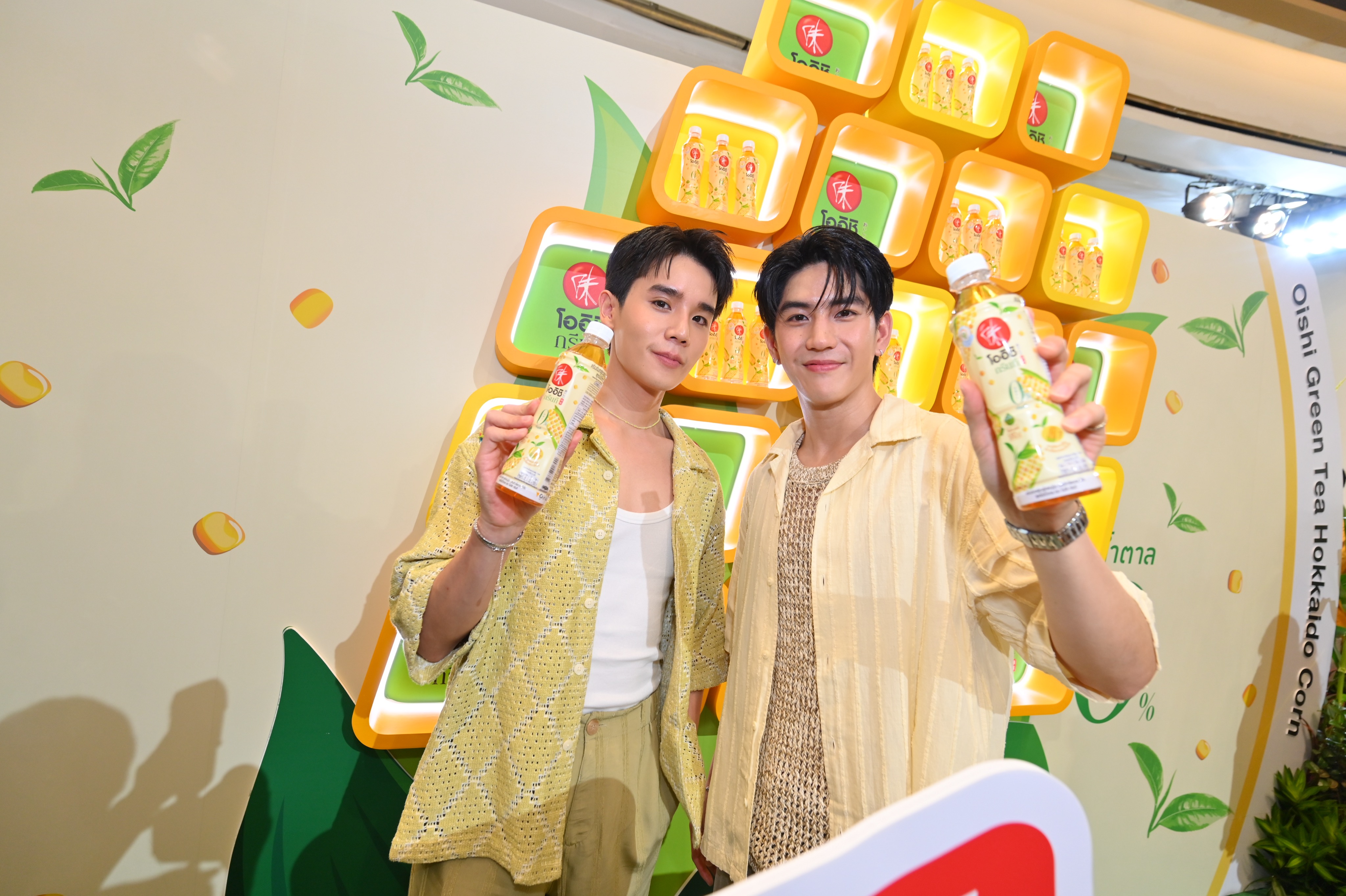 โออิชิ เปิดตัว “จิมมี่-ซี” ขึ้นแท่นพรีเซนเตอร์ครั้งแรก พร้อมเขย่าวงการเปิดจิบสัมผัสใหม่ของชาเขียว กับ  “โออิชิ กรีนที ชาเขียวกลิ่นข้าวโพดฮอกไกโด น้ำตาล 0%” ชวนแฟนๆ สูดความหอม แล้วซิปความอร่อย งานนี้มีแต่ฟิน!